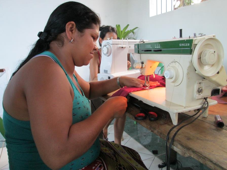 Figura 4: Dona Maria de Nazaré, dona de casa, artesã participando do II curso de corte & costura.