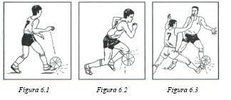 Esta ação é legal. Na Figura 6.3, o jogador defensor estende a perna no caminho da bola com o objetivo de impedir o passe.