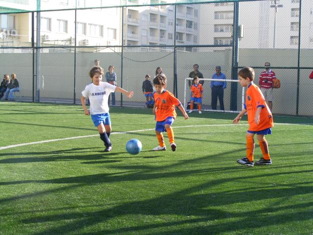 O Ensino do Futebol Baseado nos Jogos Condicionados * Rui Pacheco, ** Miguel Lopes e Nuno Real Quando nas fases iniciais de aprendizagem se coloca os jovens perante o denominado jogo formal de 11x11,