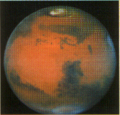 UmaViagem PeloCosmos Planetas e Satélites A foto tirada pela nave Galileo em 1990, mostra a Lua a orbitar a Terra A Lua é um satélite da Terra porque
