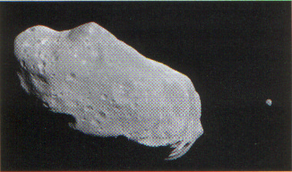 UmaViagem PeloCosmos Cometas e Asteróides Cometas são blocos de gelo e poeira relativamente pequenos cerca de uma dezena de quilómetros de diâmetro).