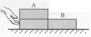 SEGUNDA E TERCEIRA LEIS DE NEWTON I. Objetos interagindo: velocidade constante. Três tijolos idênticos são empurrados ao longo de uma mesa horizontal a uma velocidade constante, como mostra a figura.