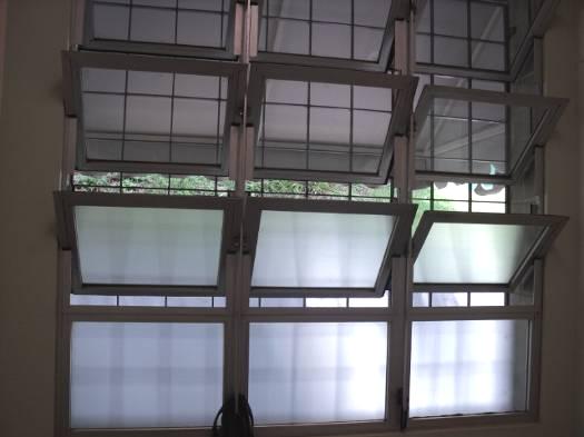 Janelas internas e externas As janelas, internas e externas, são em alumínio e estão em bom estado de conservação, possui travas e grade de proteção.