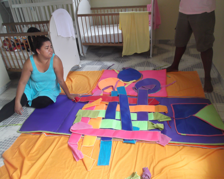 Confecção No atelier da artesã Maria da Paz Macedo Pereira, o brinquedo começou a tomar forma e ganhar cores.