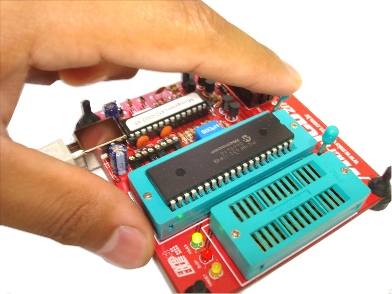 7º Coloque o microcontrolador que deseje gravar no soquete ZiF do