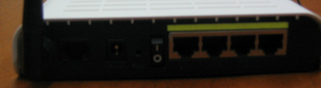WLAN LAN1..4 verde verde aceso Enlace WLAN estabelecido e ativo. apagado Enlace WLAN desativado. acesso Enlace LAN estabelecido e ativo. apagado Cabo de rede desconectado ou PC desligado. 3.