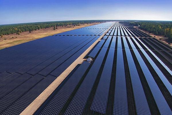 2. Geração Concentrada no Brasil A Aneel realizou dois leilões exclusivos de energia solar Leilão de Energia de Reserva (LER).