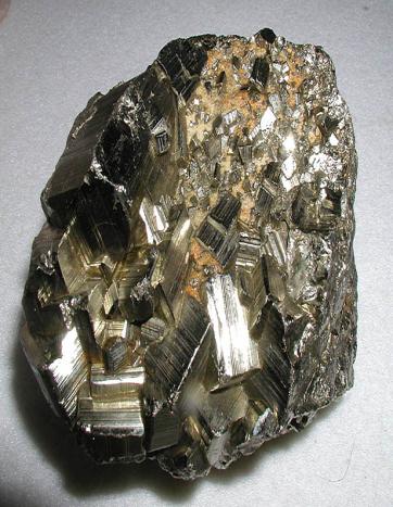 Ferro (1500 a.c.) Há indícios do uso de ferro, seguramente procedente de meteoritos, 4000 a.c., pelos Sumérios e Egípcios. Em 1500 a.c., os Hititas descobriram o modo de o fundir a partir dos seus minérios.