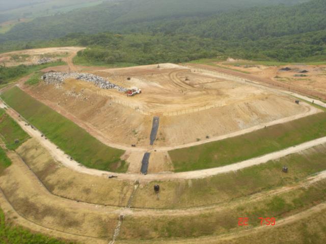 Aterro Sanitário Licenciado de Itu Aterro Sanitário Este sistema não contamina terra, as nascentes e os rios; É obrigatório a captação dos líquidos percolados chorume É obrigatório a captação dos