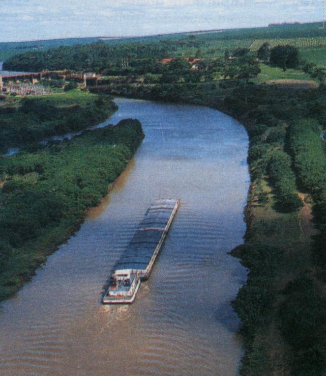 Rio Paraná Produção de energia elétrica em grandes usinas