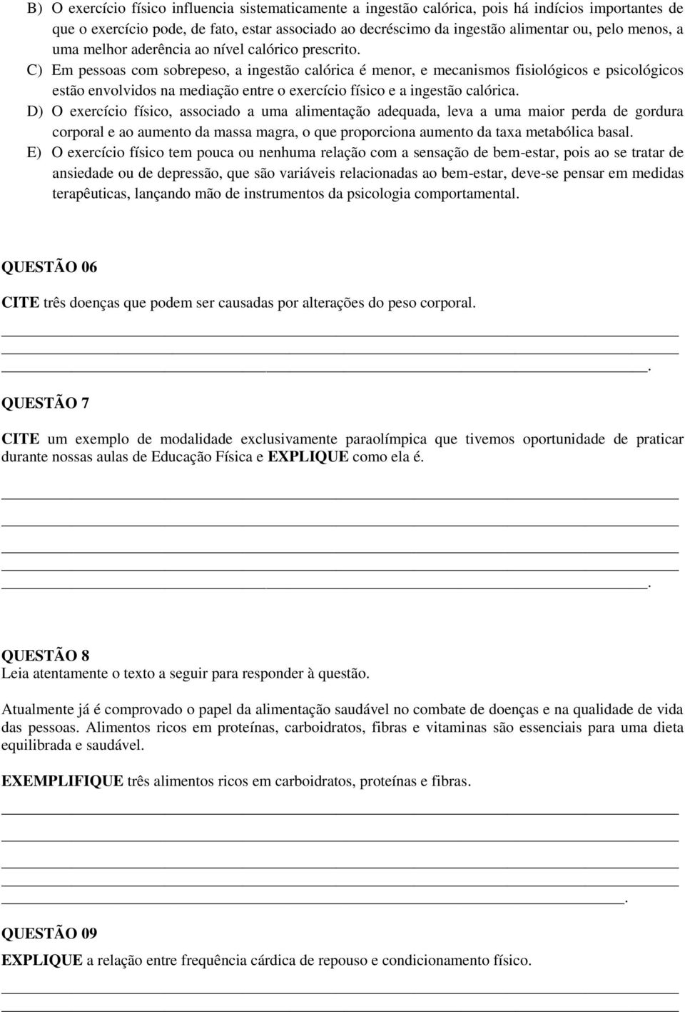 C) Em pessoas com sobrepeso, a ingestão calórica é menor, e mecanismos fisiológicos e psicológicos estão envolvidos na mediação entre o exercício físico e a ingestão calórica.