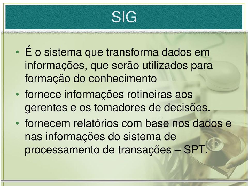 rotineiras aos gerentes e os tomadores de decisões.