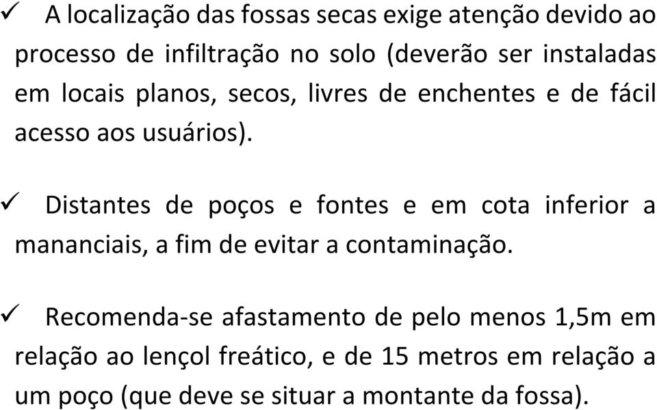 Distantes de poços e fontes e em cota inferior a mananciais, a fim de evitar a contaminação.