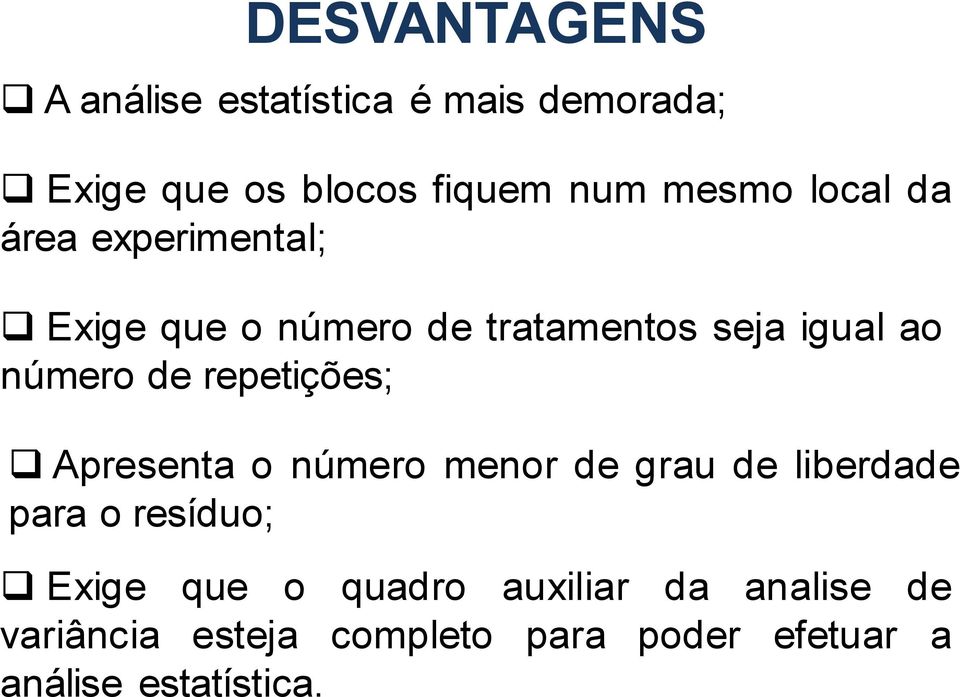 repetições; Apresenta o número menor de grau de liberdade para o resíduo; Exige que o