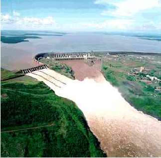 Vista área da Usina de Itaipú barragem vertedouro