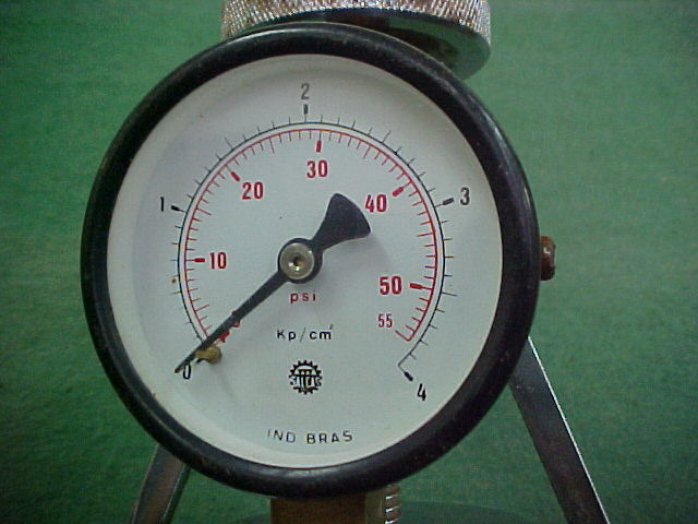 Aparelho Speedy Reservatório metálico fechado que se comunica com um manômetro, destinado a medir a pressão interna.