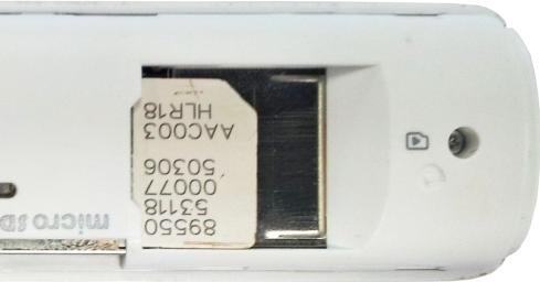 ilustração abaixo: 2- Após remover a tampa lateral, insira o SIM card no