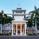 The Moana Surfrider, A Westin Resort & Spa DESDE 2 250,00 + 330,85 (supl e taxas) = 2 580,85 Hotel: The Moana Surfrider, A Westin Resort & Spa Localizado no coração da praia de Waikiki, o Moana
