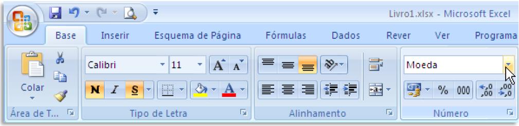 Pode também atribuir formatos rapidamente a partir do grupo de ícones Número no friso Base do Excel. Neste exemplo, escolhemos formatar uma célula com atributo Moeda.