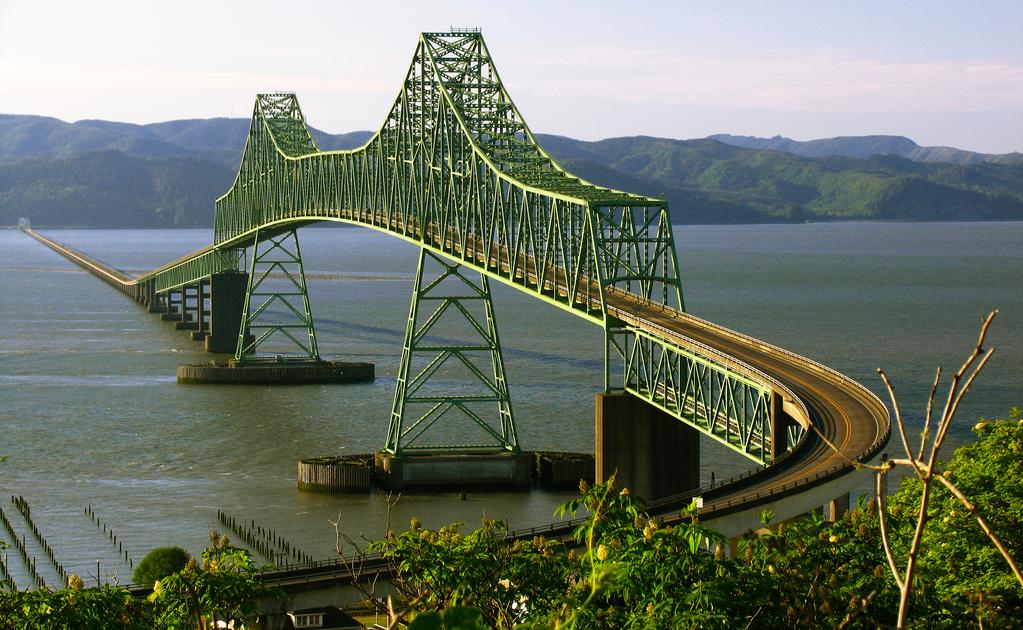 Caracterização das hidrovias Restrições: Pontes As pontes são construídas para transposição de rios pelo sistema de transporte terrestre, porém a altura livre e a largura do vão tornam-se restrições