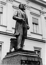 Kekulé's statue is standing in front of the old chemistry building along the