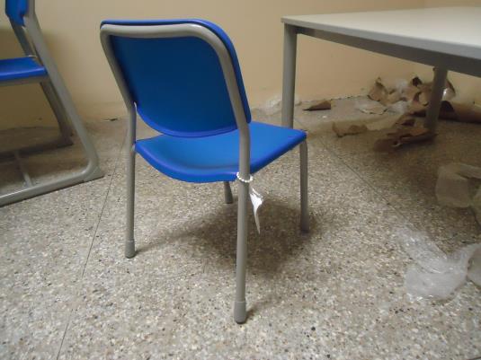 Cadeira para faixa etária de 07 a 14 anos. As dimensões atendem a Especificação Técnica. Acabamento assento/encosto livre de nervuras.