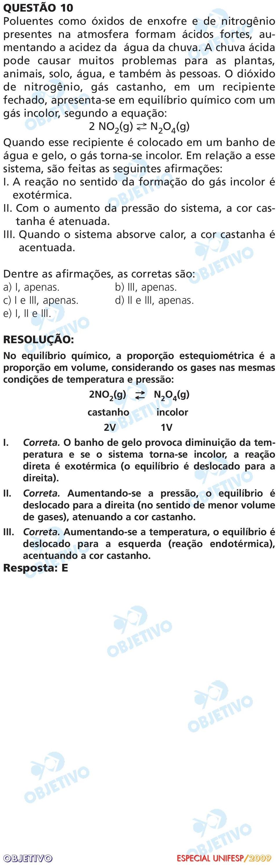 O dióxido de nitro gênio, gás castanho, em um recipiente fechado, apresenta-se em equilíbrio químico com um gás incolor, segundo a equação: 2 NO 2 (g) N 2 O 4 (g) Quando esse recipiente é colocado em