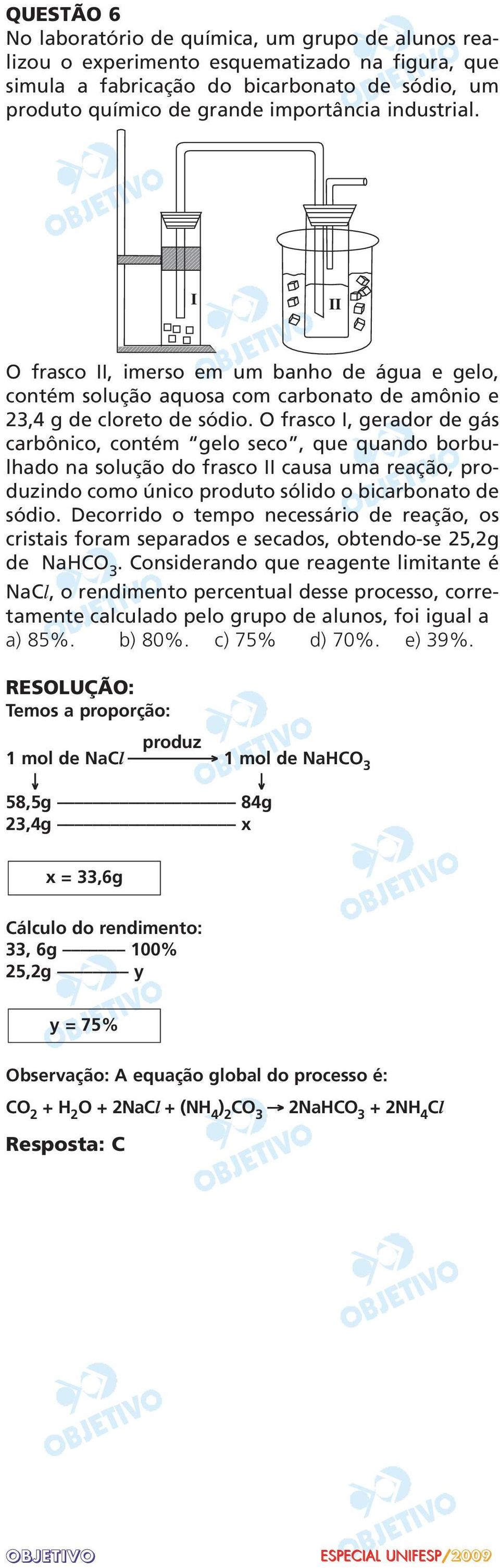 O frasco I, gerador de gás carbônico, contém gelo seco, que quando bor bu - lha do na solução do frasco II causa uma reação, pro - du zindo como único produto sólido o bicarbonato de sódio.