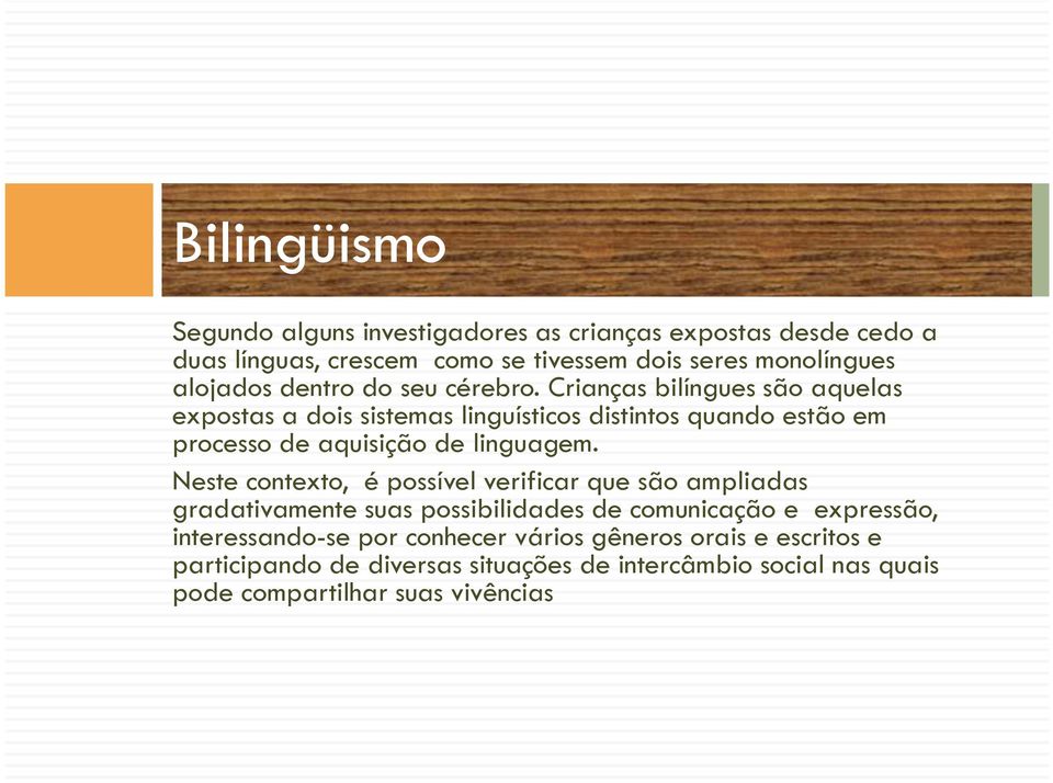 Crianças bilíngues são aquelas expostas a dois sistemas linguísticos distintos quando estão em processo de aquisição de linguagem.
