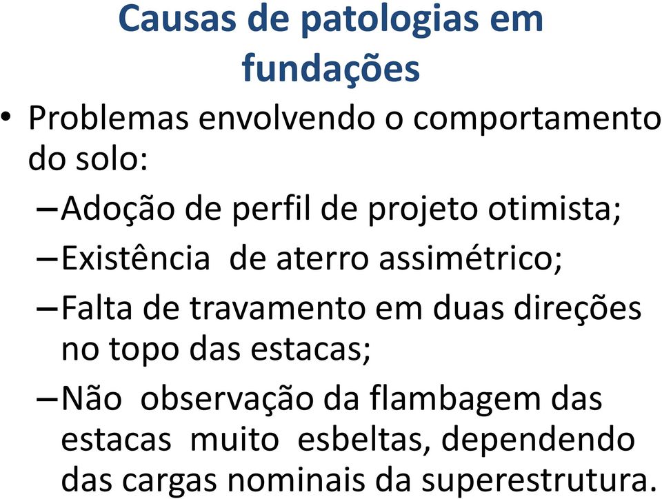 Falta de travamento em duas direções no topo das estacas; Não observação da