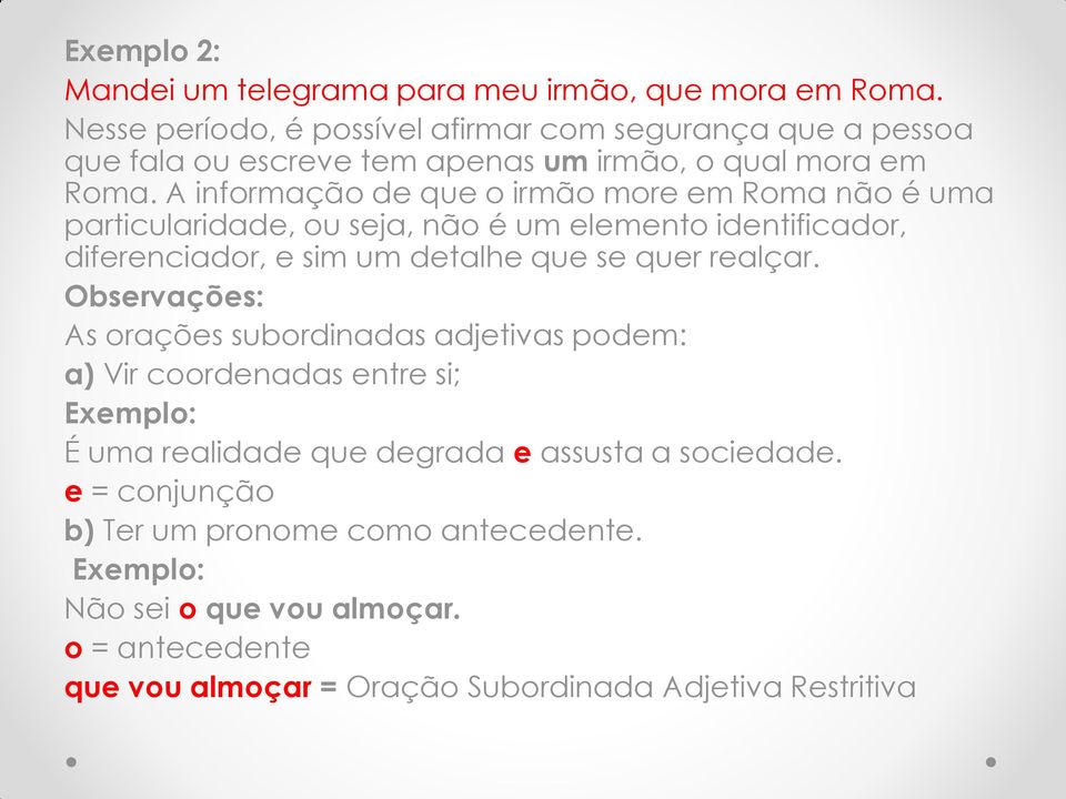 A informação de que o irmão more em Roma não é uma particularidade, ou seja, não é um elemento identificador, diferenciador, e sim um detalhe que se quer