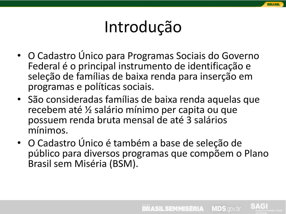 São consideradas famílias de baixa renda aquelas que recebem até ½ salário mínimo per capita ou que possuem renda