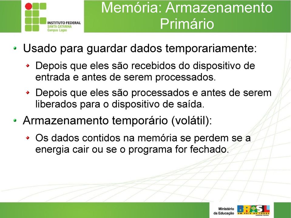 Depois que eles são processados e antes de serem liberados para o dispositivo de saída.