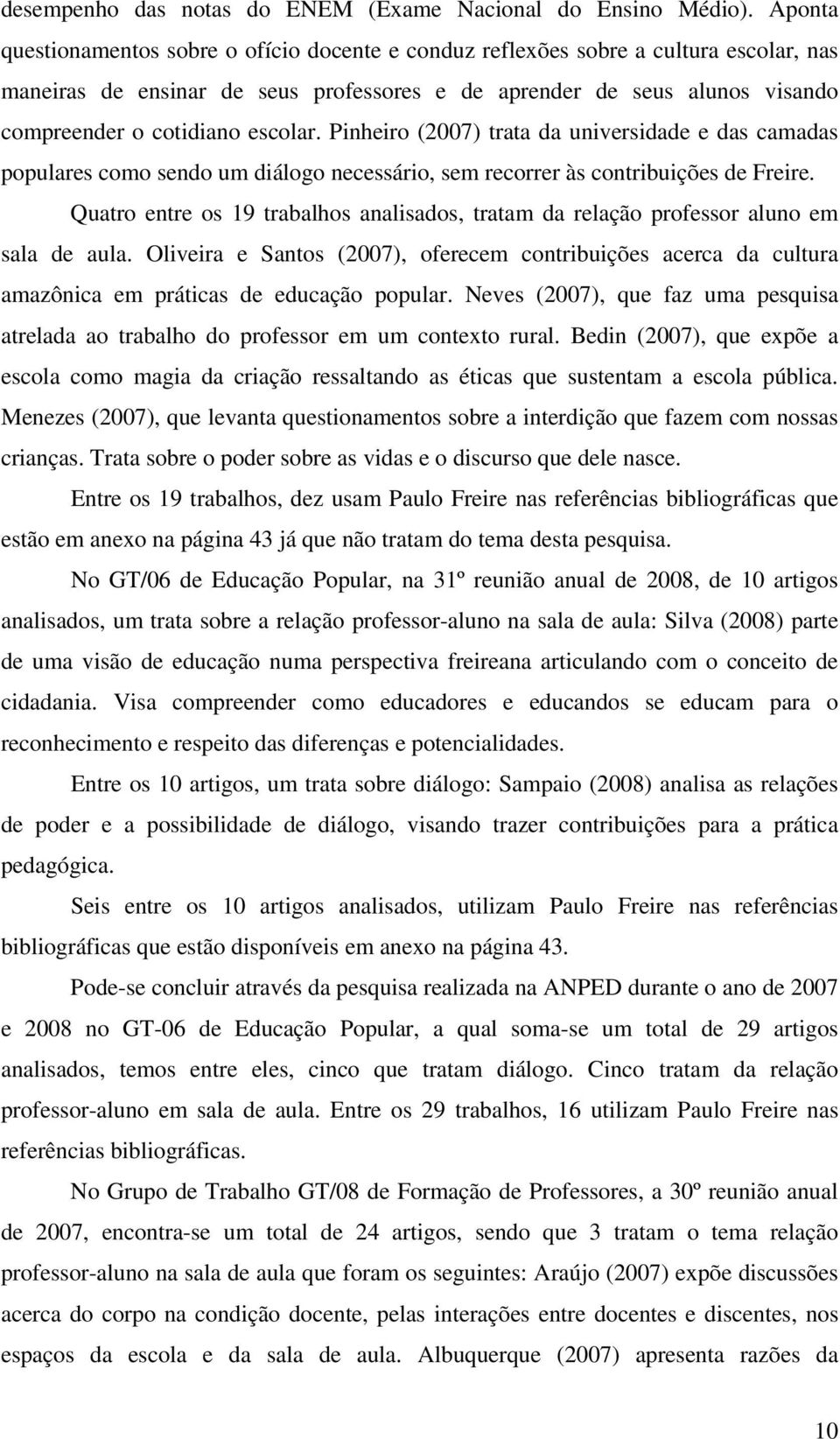 escolar. Pinheiro (2007) trata da universidade e das camadas populares como sendo um diálogo necessário, sem recorrer às contribuições de Freire.