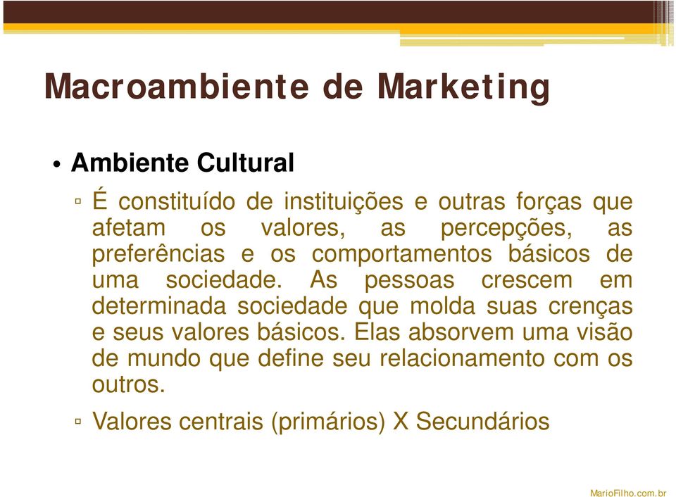 As pessoas crescem em determinada sociedade que molda suas crenças e seus valores básicos.