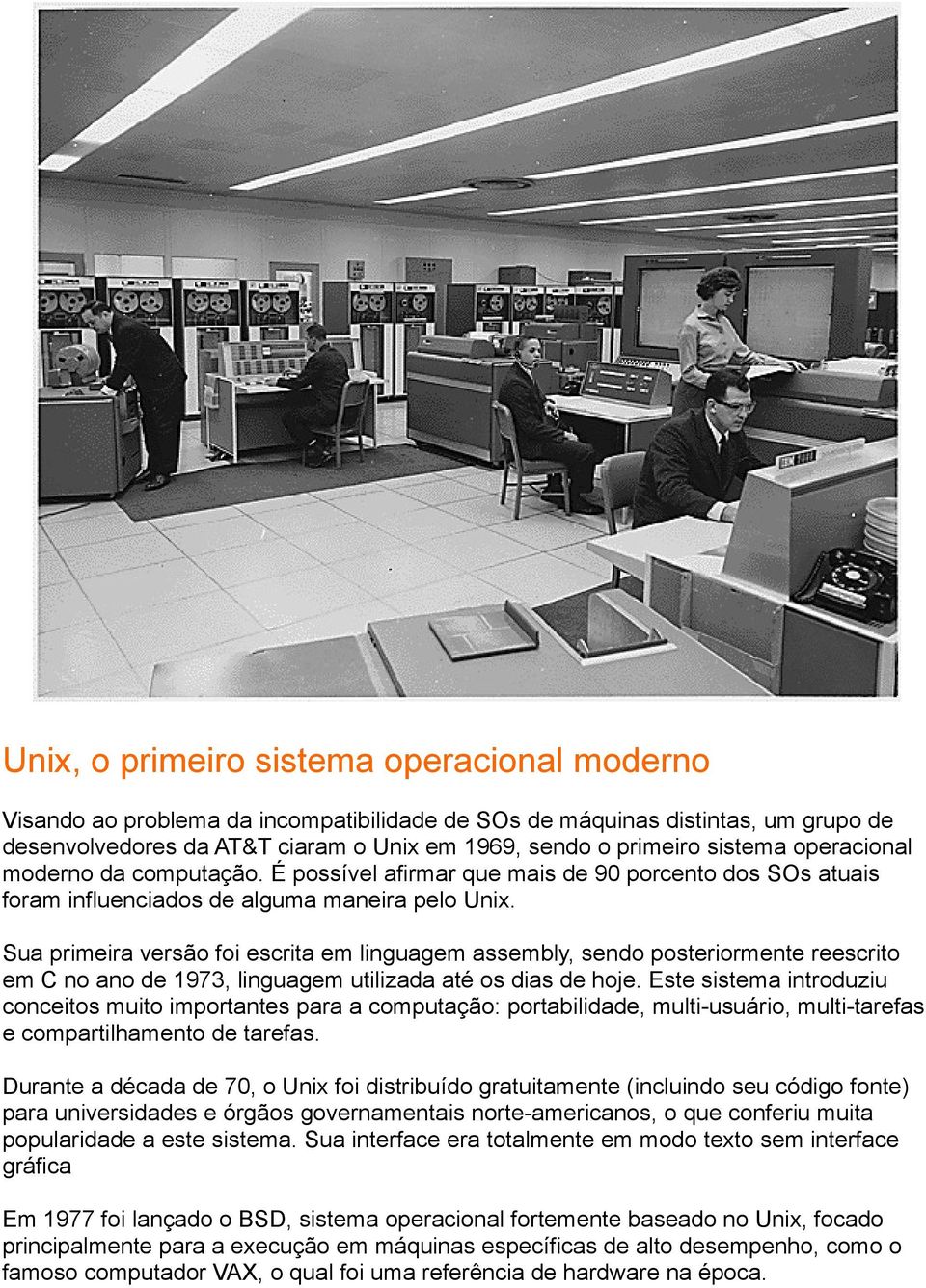 Sua primeira versão foi escrita em linguagem assembly, sendo posteriormente reescrito em C no ano de 1973, linguagem utilizada até os dias de hoje.