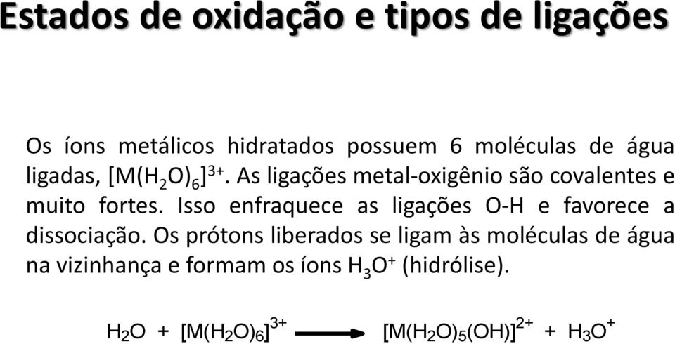 Isso enfraquece as ligações O-H e favorece a dissociação.