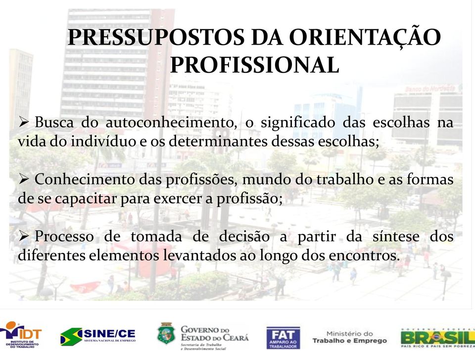 profissões, mundo do trabalho e as formas de se capacitar para exercer a profissão;