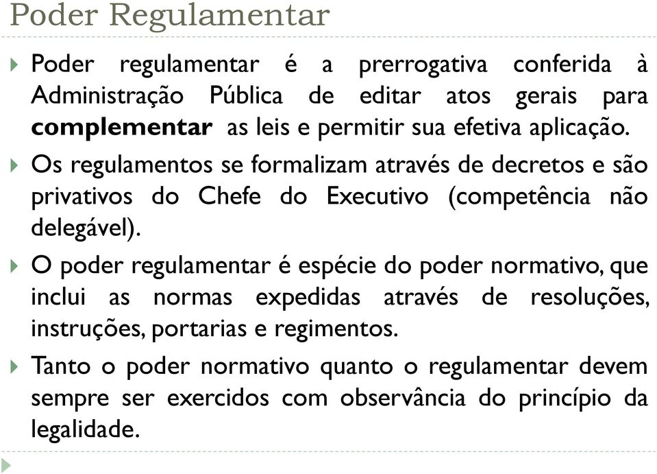 Os regulamentos se formalizam através de decretos e são privativos do Chefe do Executivo (competência não delegável).