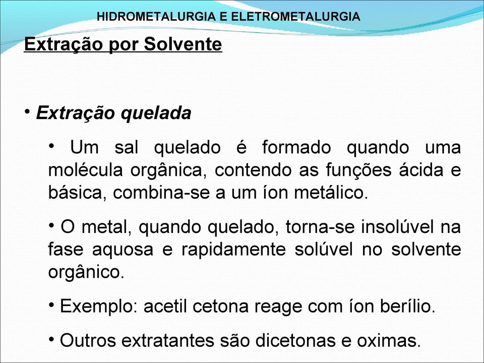 O metal, quando quelado, torna-se insolúvel na fase aquosa e rapidamente solúvel