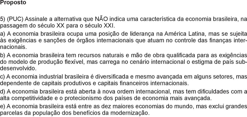 b) A economia brasileira tem recursos naturais e mão de obra qualificada para as exigências do modelo de produção flexível, mas carrega no cenário internacional o estigma de país subdesenvolvido.