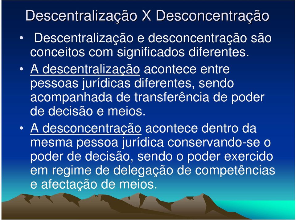 A descentralização acontece entre pessoas jurídicas diferentes, sendo acompanhada de transferência de