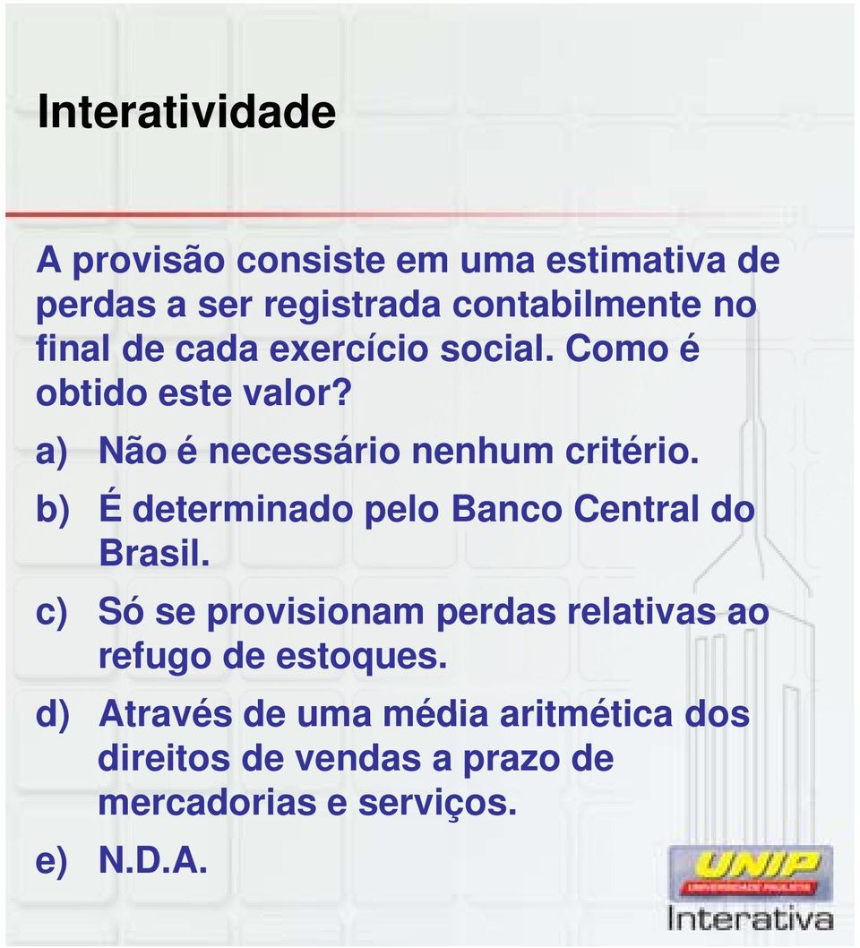 b) É determinado pelo Banco Central do Brasil.