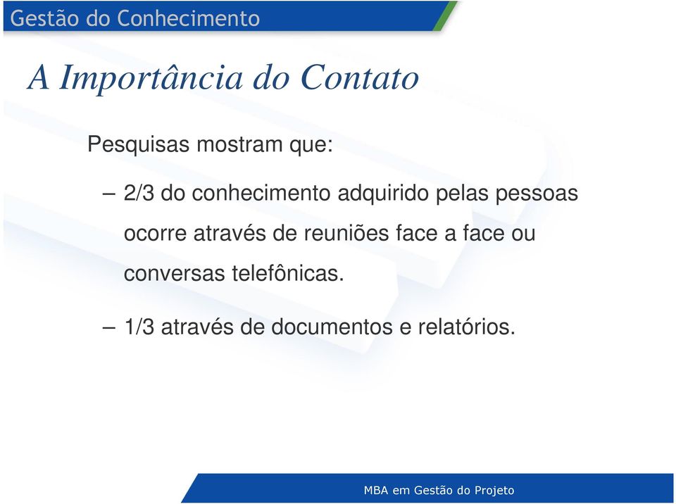 ocorre através de reuniões face a face ou