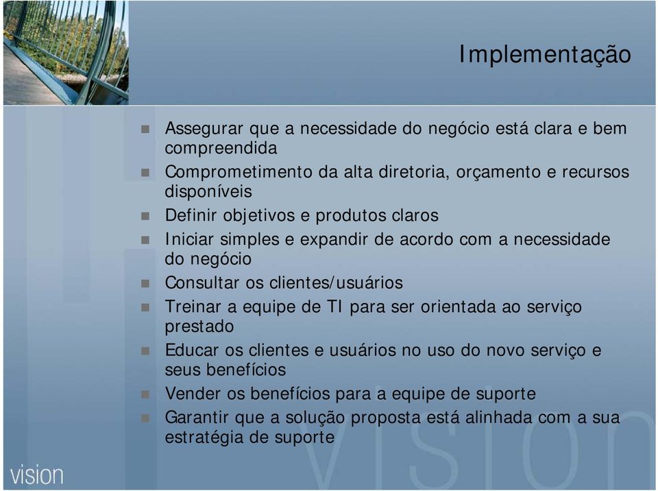 os clientes/usuários Treinar a equipe de TI para ser orientada ao serviço prestado Educar os clientes e usuários no uso do novo