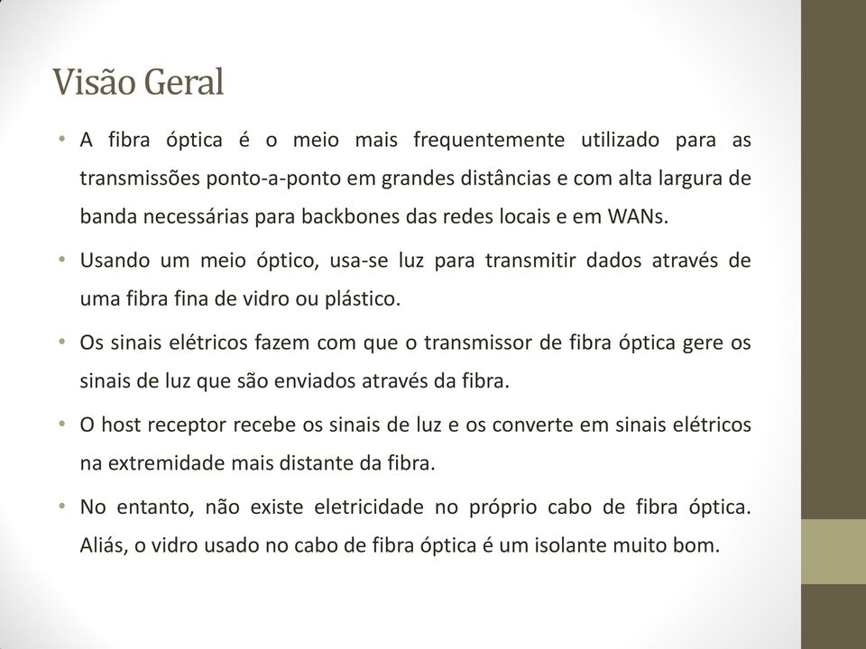 Os sinais elétricos fazem com que o transmissor de fibra óptica gere os sinais de luz que são enviados através da fibra.