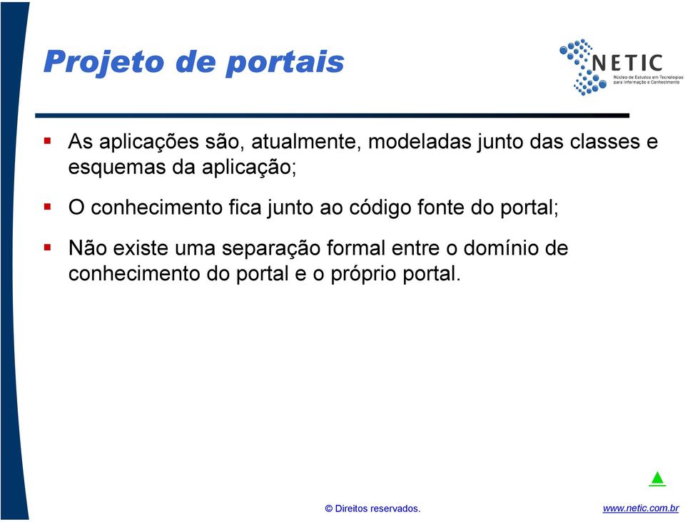 junto ao código fonte do portal; Não existe uma separação