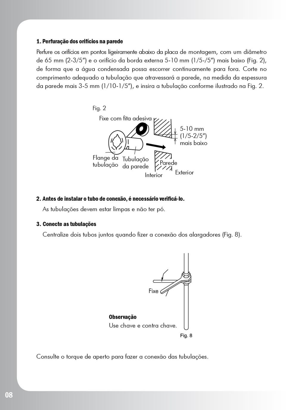 Corte no comprimento adequado a tubulação que atravessará a parede, na medida da espessura da parede mais 3-5 mm (1/10-1/5 ), e insira a tubulação conforme ilustrado na Fig.