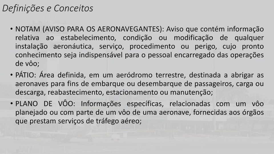 aeródromo terrestre, destinada a abrigar as aeronaves para fins de embarque ou desembarque de passageiros, carga ou descarga, reabastecimento, estacionamento ou