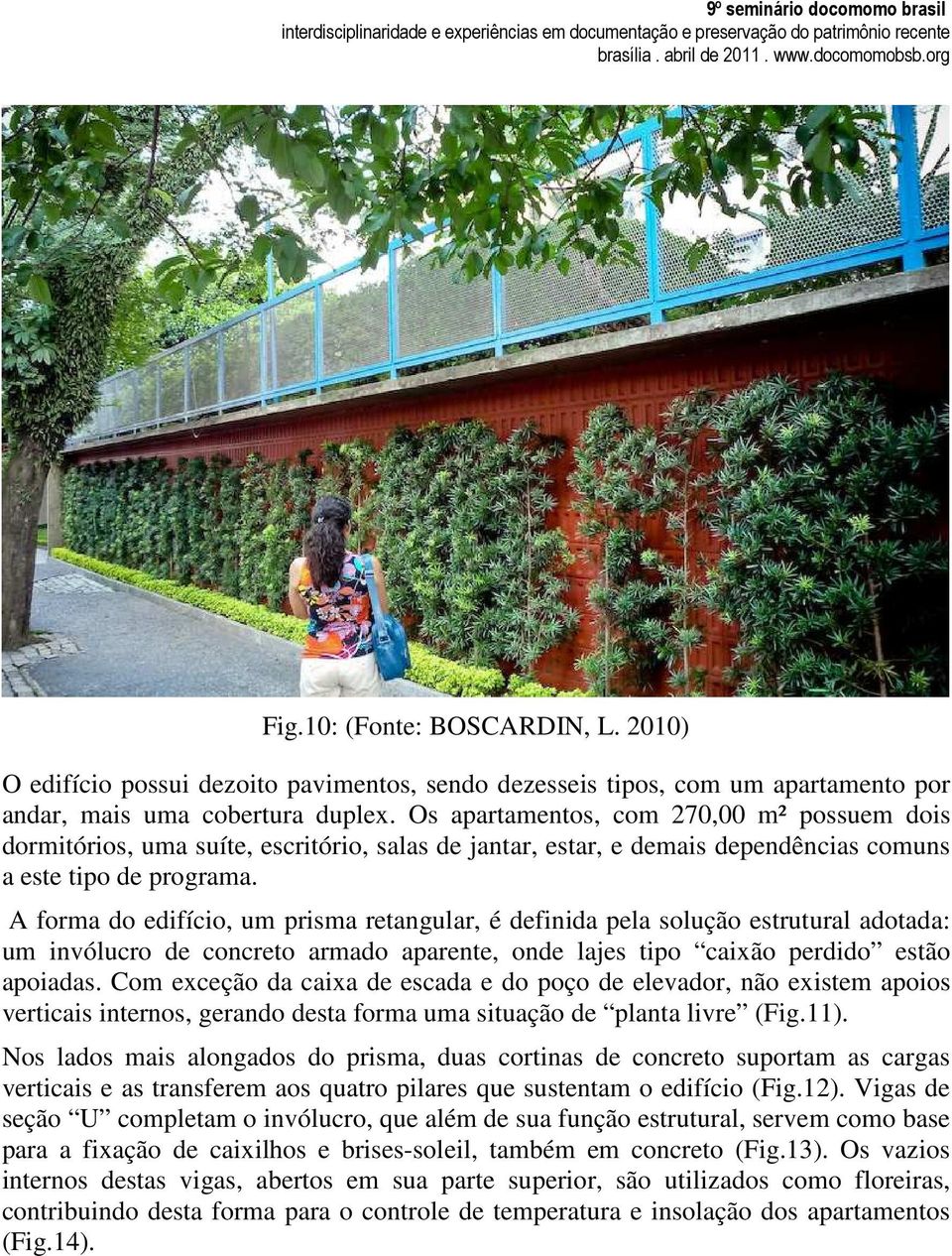 A forma do edifício, um prisma retangular, é definida pela solução estrutural adotada: um invólucro de concreto armado aparente, onde lajes tipo caixão perdido estão apoiadas.